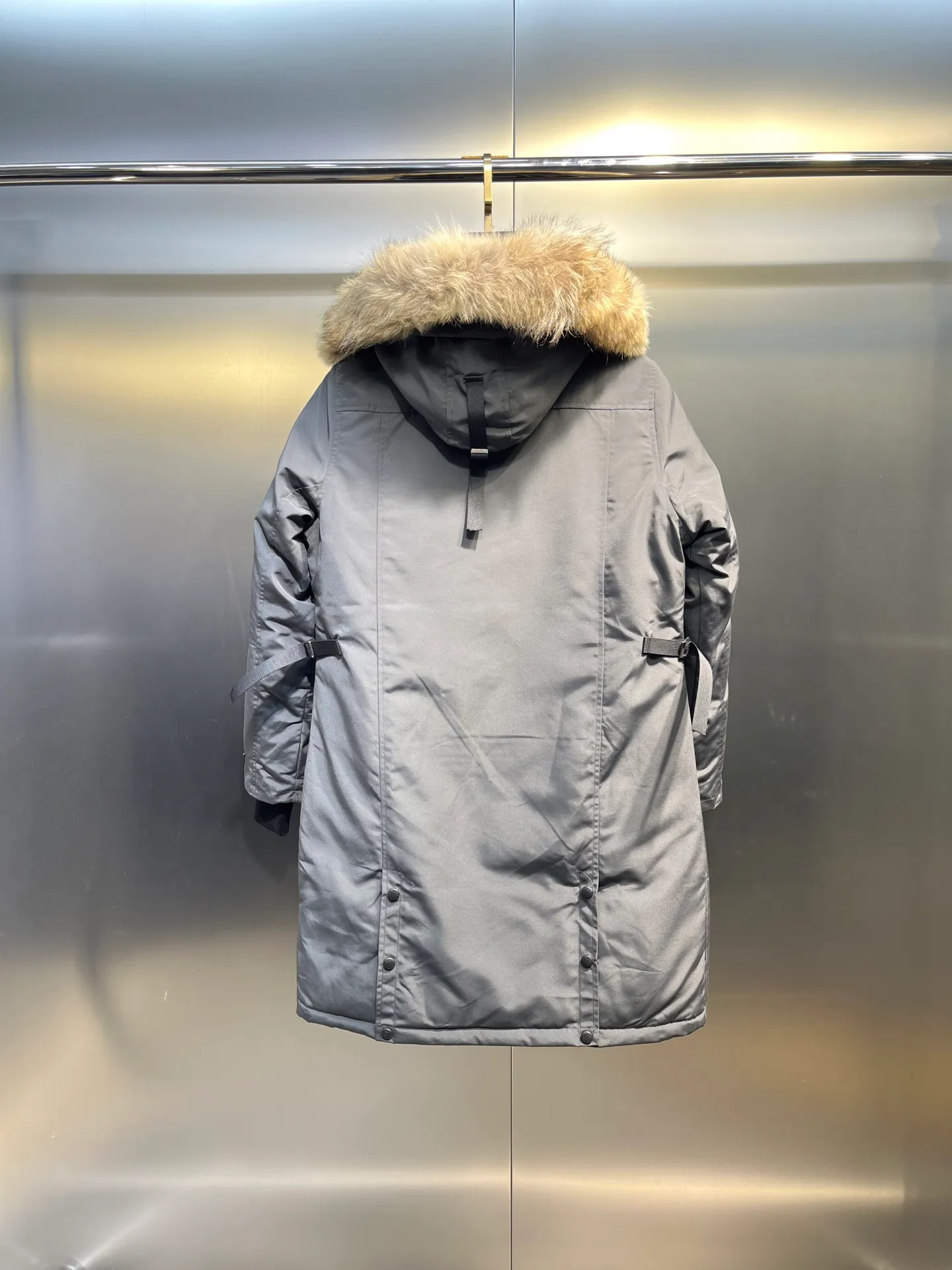 P860 🇨🇦CANADA GOOSE 12 women's models, factory direct supply: supplying global purchasing agents, micro-businesses, entities, Tmall, high-end stalls and studios, free shipping! Trillium Parka Women's 12 "popular" women's models are chosen by Arctic and Antarctic scientific expedition teams as winter wear, the Rolls-Royce of down jackets. ➖ Industry-leading anti-counterfeiting chip sensing. ➖ Imported Behringer embroidery machines and customized embroidery labels, the highest level and industry leading. ➖ Imported Korean 21-count polyester-cotton blended original fabric, TC85 waterproof coated fabric, water-repellent, windproof and wear-resistant. ➖ The new national standard 80 white duck down is filled with an average of 520 grams of down. The amount of down filled is industry-leading. ➖ 100% nylon lon lining with double double-layer sealing design to prevent velvet running, seamless thread design on cuffs! ➖ Western Canadian Green Wolf Collar. ➖ Yoshida YKK provides original factory-customized electroplated sliders. YKK two-way lockable zippers are tight and smooth and do not peel off paint. ➖ 3M composite Velcro is durable and the accessories and hardware are all custom-made. Note: Our copywriting is only simple and clear. Instead of bragging about the copywriting, it is better to compare and understand with samples. Only for the purest, most focused, most professional, highest quality, and most cost-effective!  SIZE:S-XXL